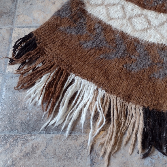 Boho sweater poncho with fringe - Picture 4 of 5